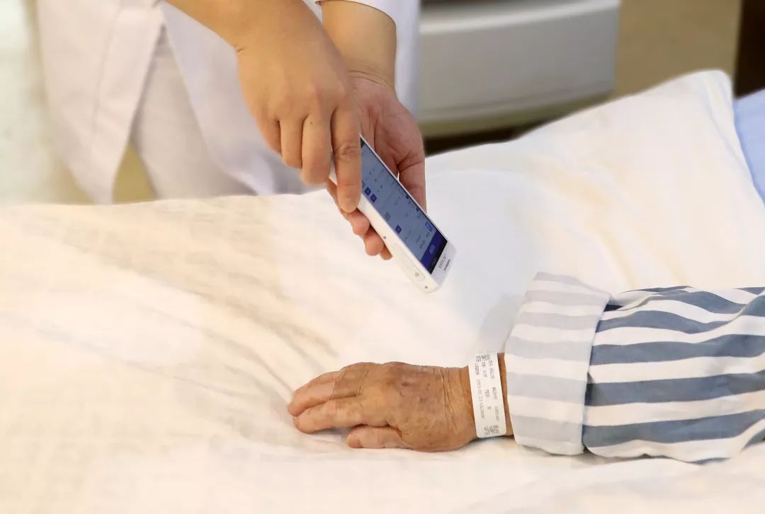 首發(fā)丨走進智慧病房，用科技托起生命的重量